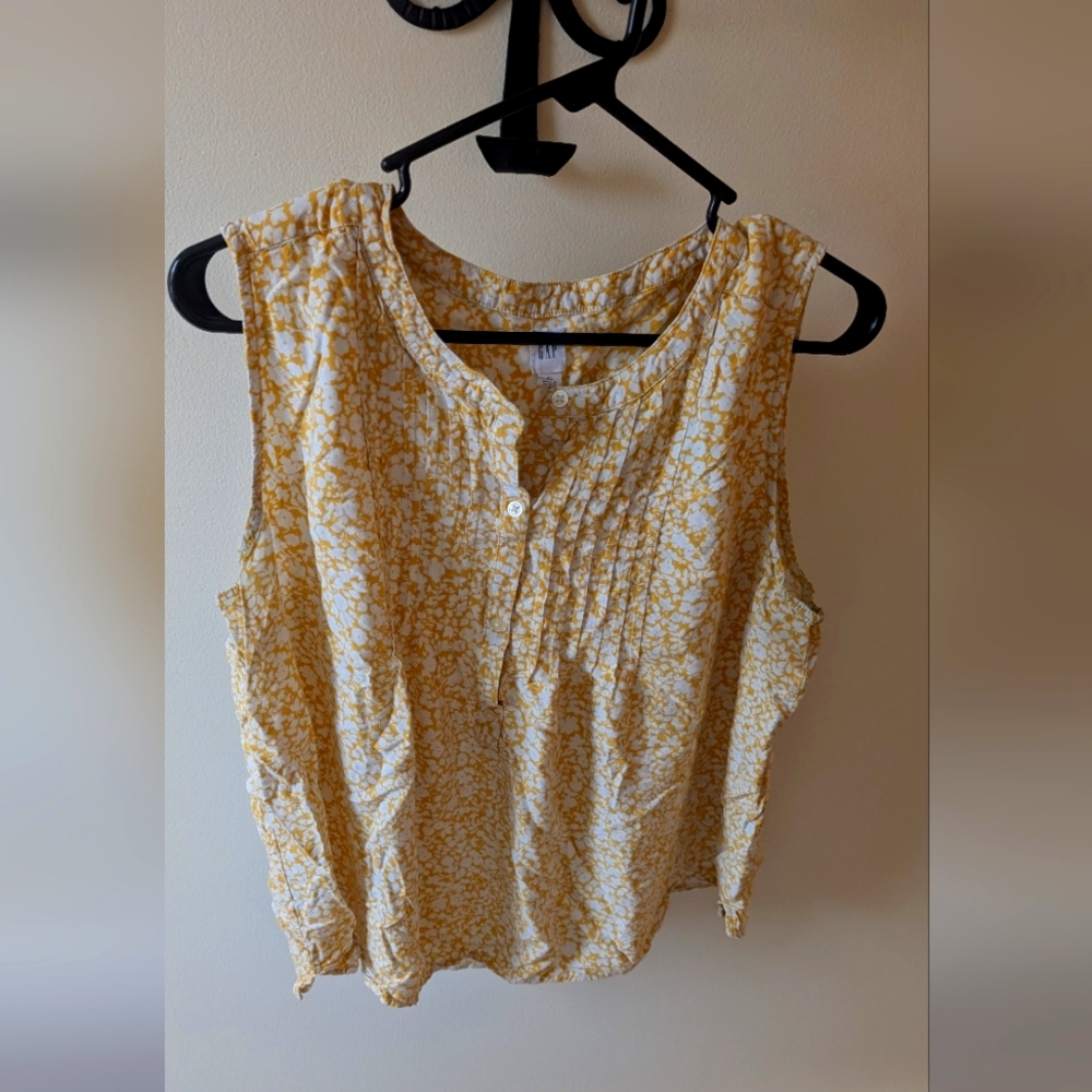 Gap feminine yellow and white floral print sleeveless top. Size XL